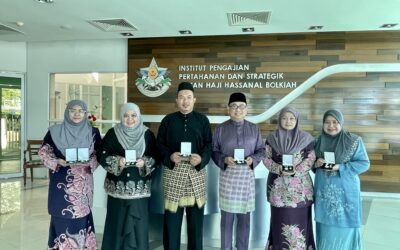 PRESENTATION OF MEDALS OF HONOR TO 6 OFFICERS AND STAFF OF THE INSTITUTE OF DEFENCE AND STRATEGIC STUDIES SULTAN HAJI HASSANAL BOLKIAH